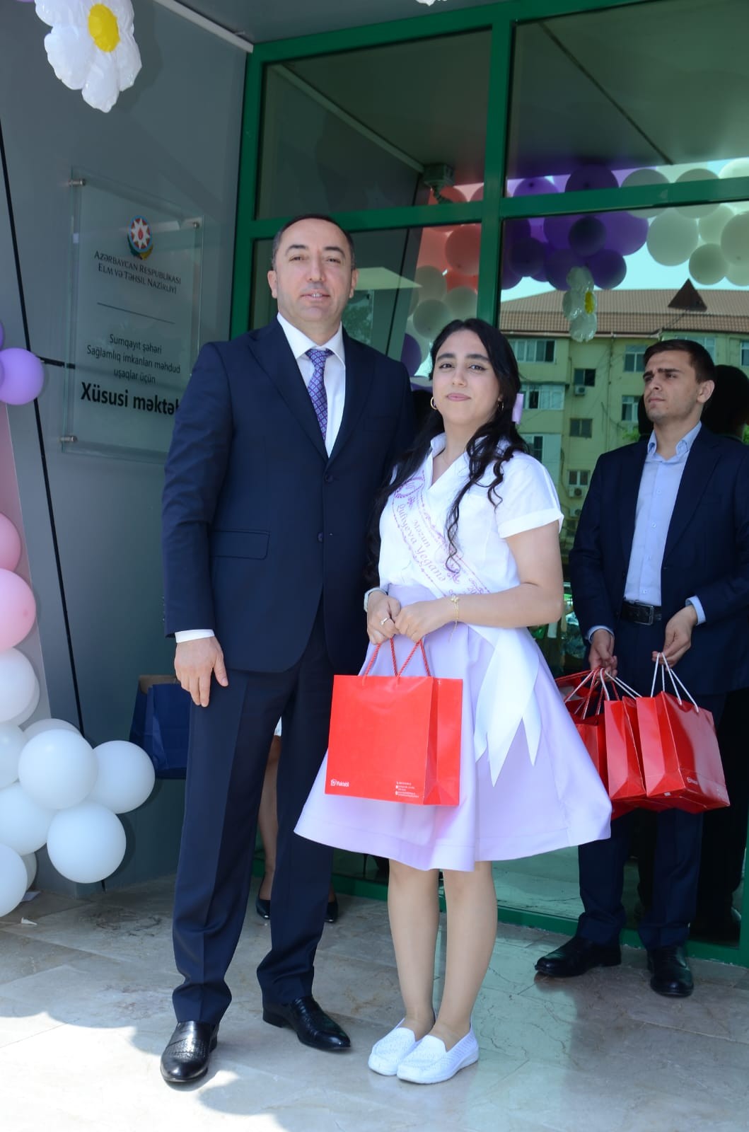 Sumqayıt Bələdiyyəsi "Məzun Günü"ndə onları da unutmadı - FOTOLAR